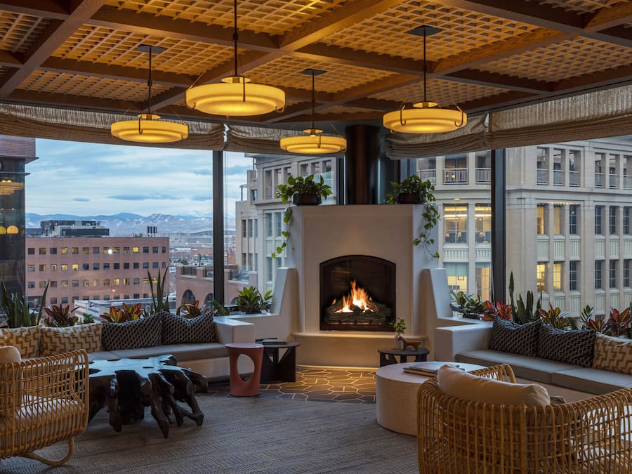 Sert le déjeuner et l'apéritif