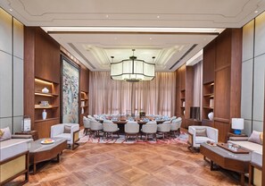 A conference room with a round table, chairs, and a chandelier. - Hualuxe Suzhou Bay Hot Spring Resort, an IHG Hotel (Suzhou)