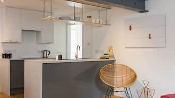 Fridge, oven, stovetop, dishwasher