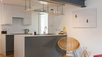 Jääkaappi, uuni, liesi, astianpesukone