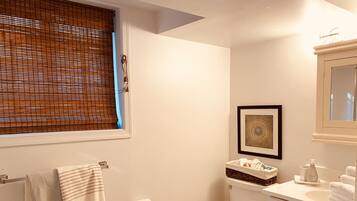 Doccia, asciugacapelli, asciugamani, sapone