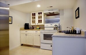 Fridge, microwave, oven, stovetop - Private Apt  1 Bedroom Hi-Speed Internet, DC Metro. (Silver Spring)
