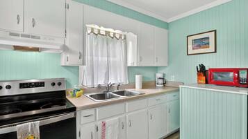 Kjøleskap, mikrobølgeovn, ovn og kokeplater