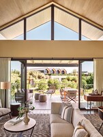 Una televisión de pantalla plana