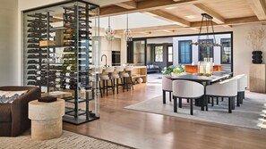 ห้องพัก, 4 ห้องนอน (Vineyard Home) | บริเวณนั่งเล่น | ทีวีจอแบน