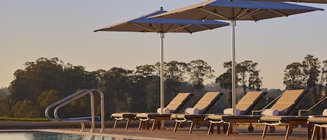 Piscine extérieure, tentes de plage, parasols de plage