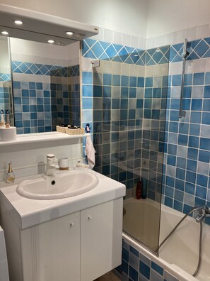Baignoire, serviettes fournies, savon, papier toilette