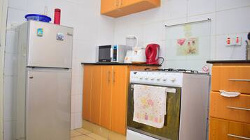 Microwave, dishwasher, cookware/dishes/utensils