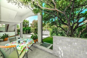 Outdoor dining - Guest House Marica / 1-bedroom app with patio A2 (Rovinj)