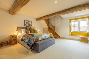 4 bedrooms, iron/ironing board, free WiFi, bed sheets