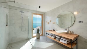 Dusche, Haartrockner, Handtücher
