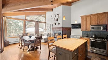 Condo, 2 Bedrooms | Private kitchen | Fridge, oven, stovetop, coffee/tea maker