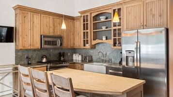 Condo, 2 Bedrooms | Private kitchen | Fridge, oven, stovetop, coffee/tea maker