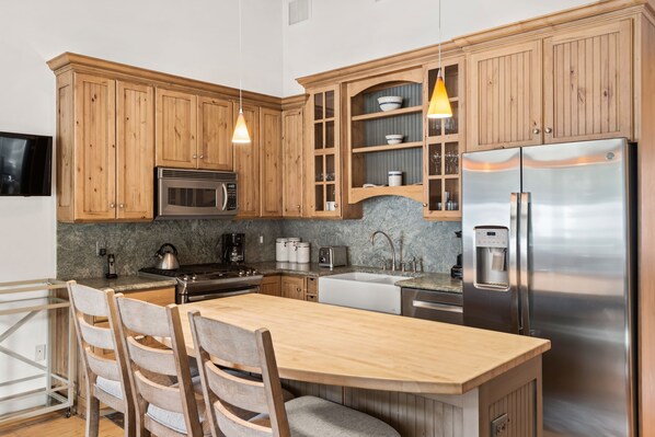 Condo, 2 Bedrooms | Private kitchen | Fridge, oven, stovetop, coffee/tea maker