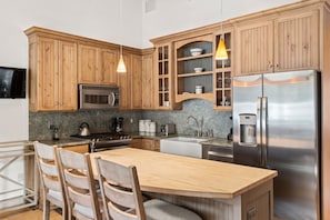 Condo, 2 habitaciones | Cocina privada | Refrigerador, horno, parrilla de estufa y cafetera y tetera