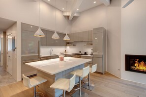 Condo, 2 habitaciones | Cocina privada | Refrigerador, horno, parrilla de estufa y cafetera y tetera