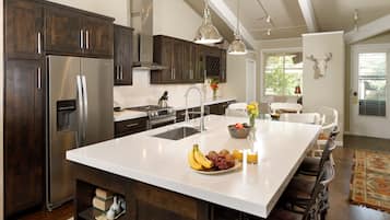 Condo, 2 Bedrooms | Private kitchen | Fridge, oven, coffee/tea maker, toaster