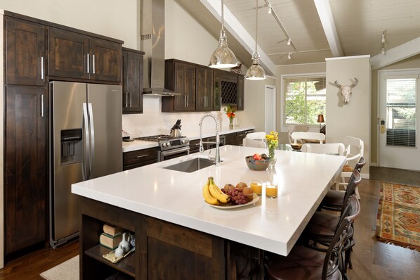 Condo, 2 habitaciones | Cocina privada | Refrigerador, horno, cafetera y tetera y tostadora 