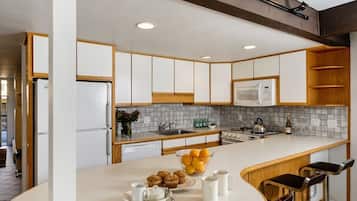 Condo, 2 Bedrooms | Private kitchen | Fridge, oven, coffee/tea maker, toaster
