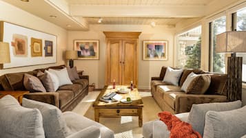 Condo, 2 quartos | Área de estar