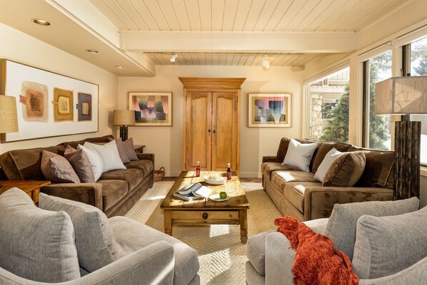 Condo, 2 Bedrooms | Living area