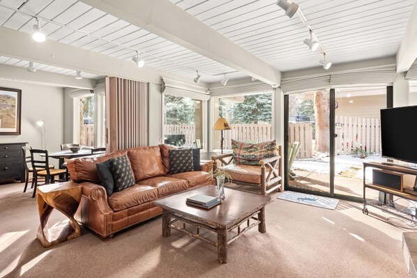 Condo, 2 chambres | Aire de séjour