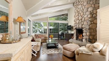 Condo, 2 quartos | Área de estar