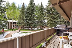 Condo, 2 Bedrooms | Property grounds