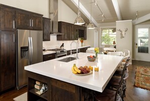 Fridge, oven, coffee/tea maker, toaster