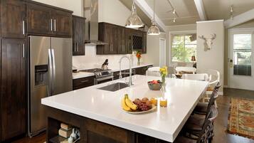 Fridge, oven, coffee/tea maker, toaster