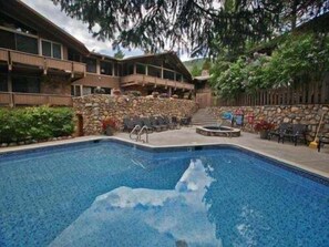 A heated pool - Aspen Alps Spacious 3 Bedroom Apartments - Full Kitchen, Free Wifi & Parking (Aspen)