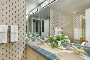 Condo, 3 habitaciones | Baño | Amenidades de baño gratuitas, toallas, shampoo 