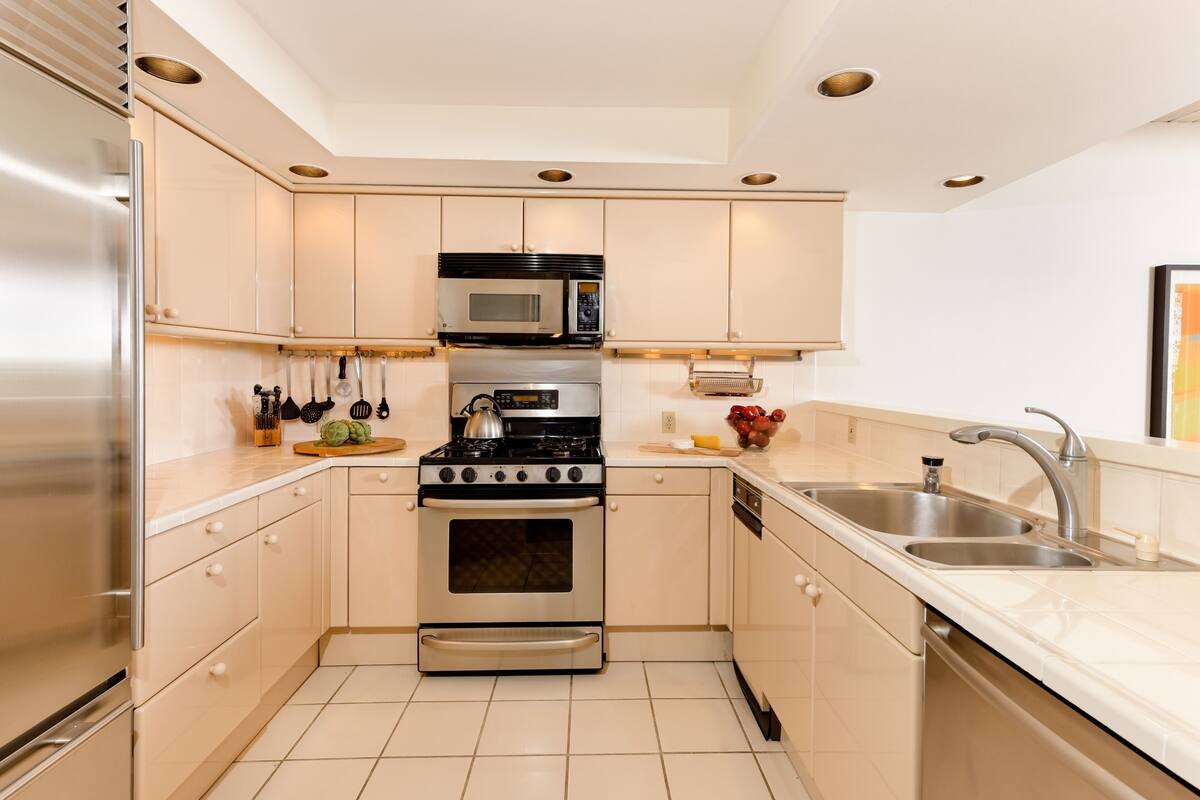 Condo, 3 Bedrooms | Private kitchen | Stovetop