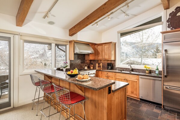 Condo, 4 Bedrooms | Private kitchen - Deluxe 3 & 4 Bedroom Aspen Apartments Next to Silver Queen Gondola (Aspen)
