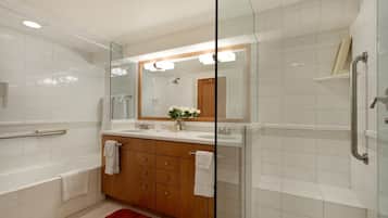 Condo, 1 Bedroom | Bathroom | Towels, shampoo