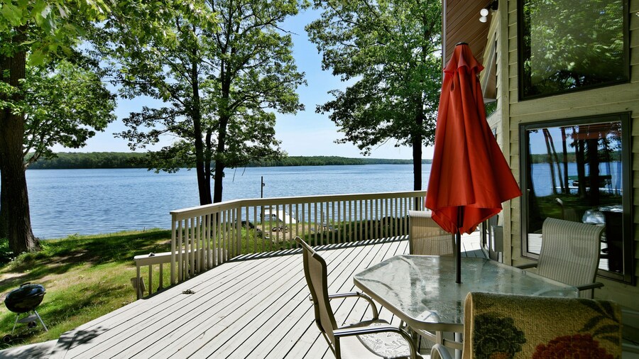 Cheif Lake Lodge 4 Bedroom Home by RedAwning