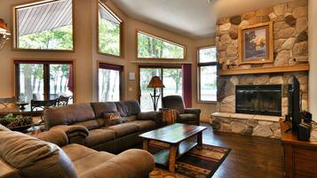 House, 4 Bedrooms | Living room