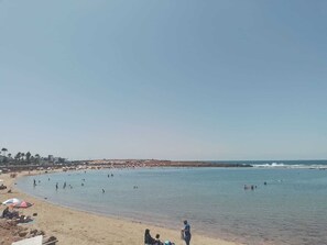 Una spiaggia nelle vicinanze, lettini da mare, teli da spiaggia