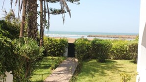 Un camino que lleva a una playa con vista al océano.