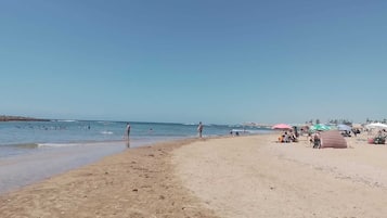 Una spiaggia nelle vicinanze, lettini da mare, teli da spiaggia