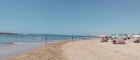 Una spiaggia nelle vicinanze, lettini da mare, teli da spiaggia