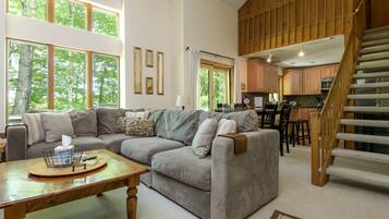 Condo, 3 Bedrooms | Living area