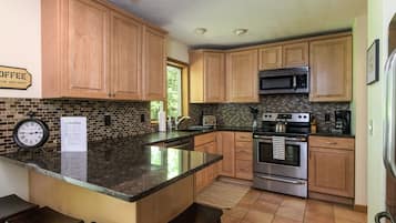 Condo, 3 Bedrooms | Private kitchen | Fridge, oven, coffee/tea maker, toaster