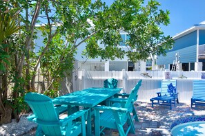 Outdoor dining - MT Beach Nik is renovated 1 bed1 bath near beach (Fort Myers Beach)