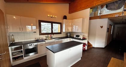 Spacious Chalet with outside Hot tub in 4Vallées ski resort in La Tzoumaz.