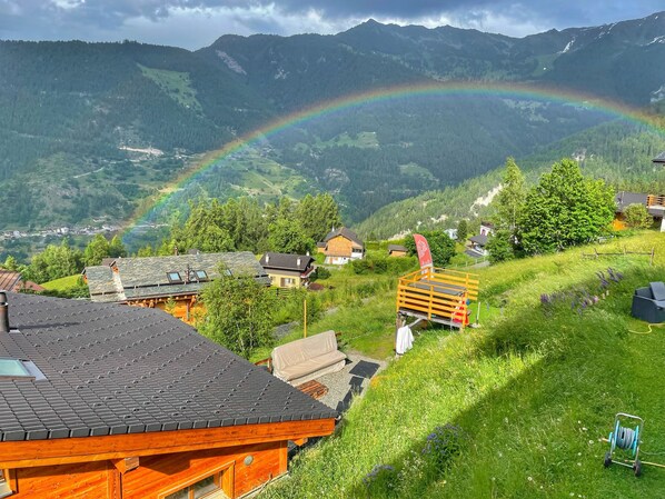 Property grounds - Spacious Chalet with outside Hot tub in 4Vallées ski resort in La Tzoumaz. (La Tzoumaz)