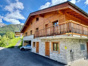 Exterior - Spacious Chalet with outside Hot tub in 4Vallées ski resort in La Tzoumaz. (La Tzoumaz)