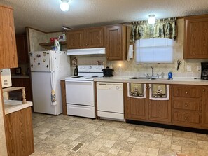 Fridge, microwave, oven, stovetop - Quiet secluded private single wide mobile home  (Jasper)