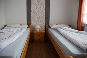 2 bedrooms, travel cot, WiFi, bed sheets