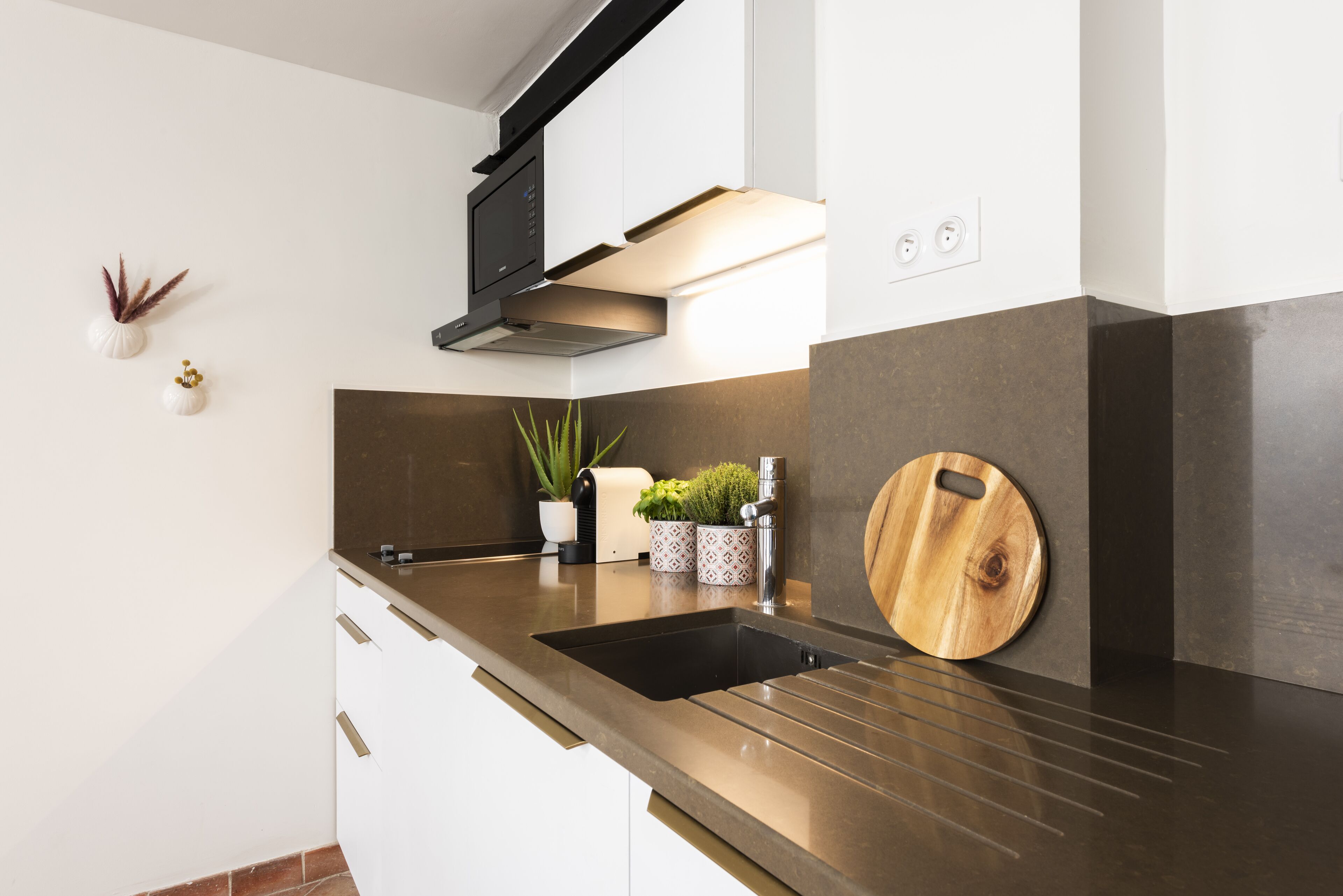 Frigorífico, microondas, horno y placa de cocina